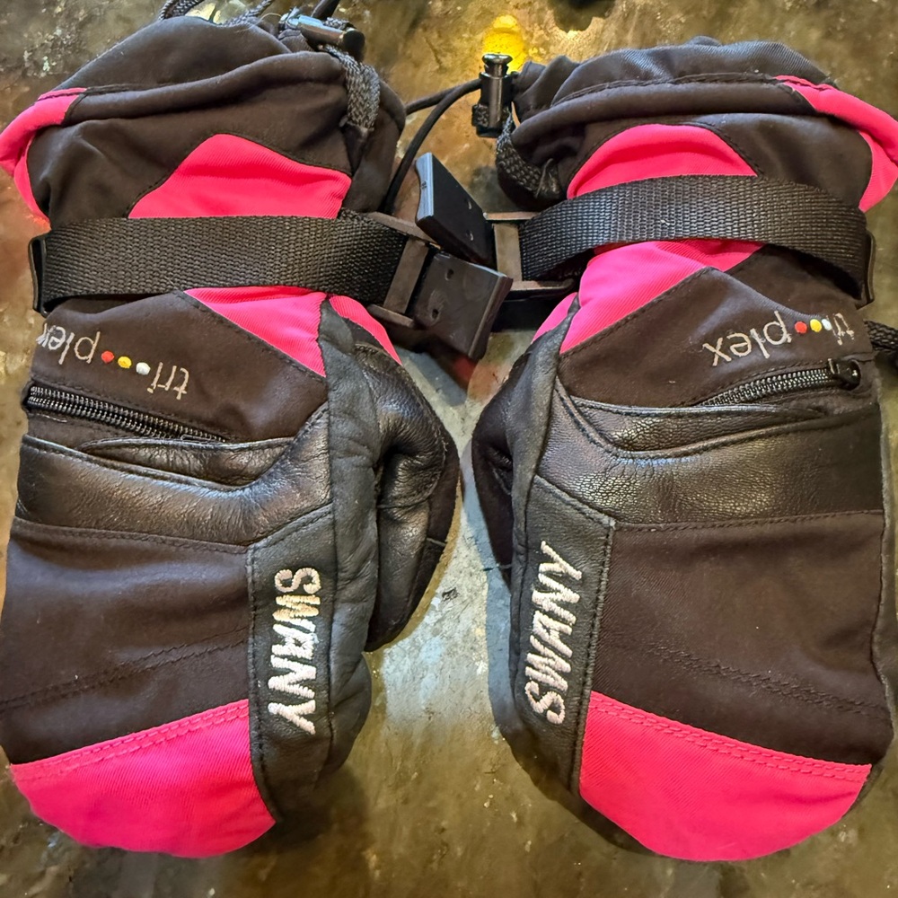 Swany Kids' Black and Pink Mittens